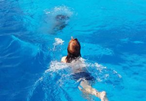 Read more about the article Frei schwimmen! Schwimmen lernen ohne Schwimmkurs, Schwimmflügel und Brustschwimmen, geht das denn?