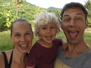 Mit Kind reisen, selbstbestimmt leben und arbeiten, davon träumen viele Menschen. Antje Thiele und ihr Mann Boris haben sich diesen Traum verwirklicht. Jetzt bieten sie mit NOOBA anderen reisenden Familien, eine Weile zusammen zu leben und zu arbeiten, und so ein Stück Heimat beim Reisen zu finden.