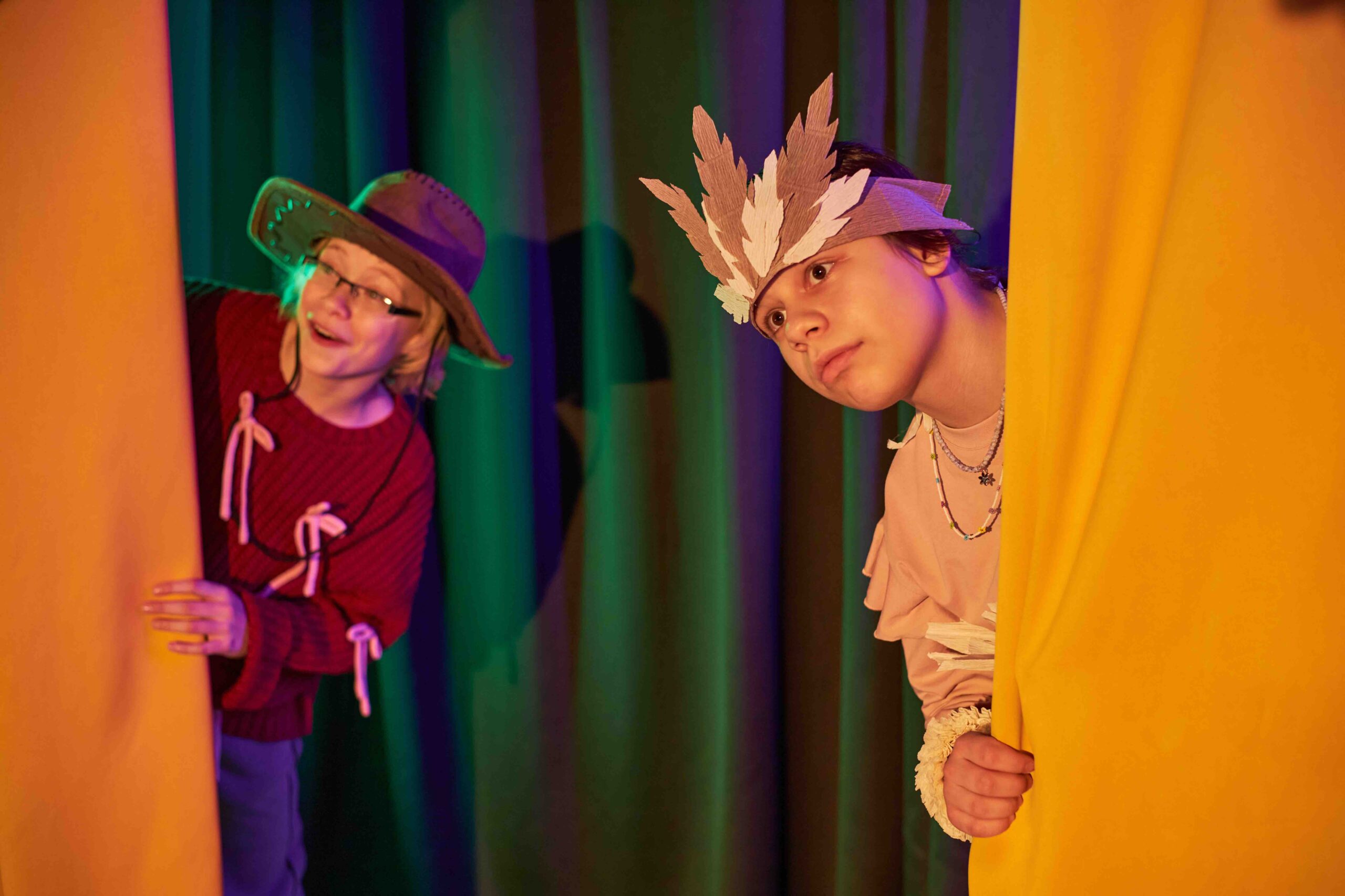 Mehr über den Artikel erfahren Mehr Familienglück durch Regeln aus dem Theaterspiel