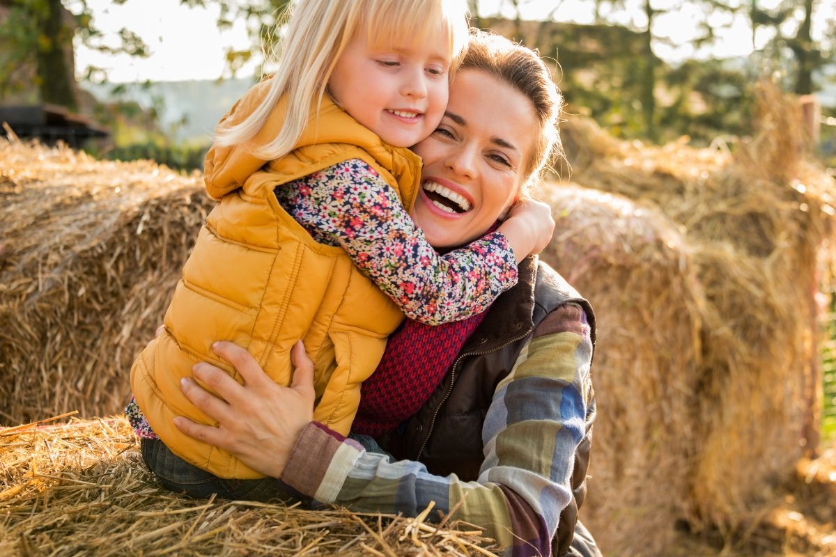 Read more about the article Wie du die Bindung zu deinem Kind im Alltag stärkst und so ein glücklicheres Kind erlebst.